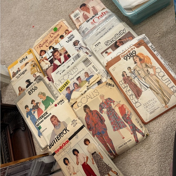 2 vintage tins, vintage sewing patterns, and misc sewing supplies - Picture 4 of 9